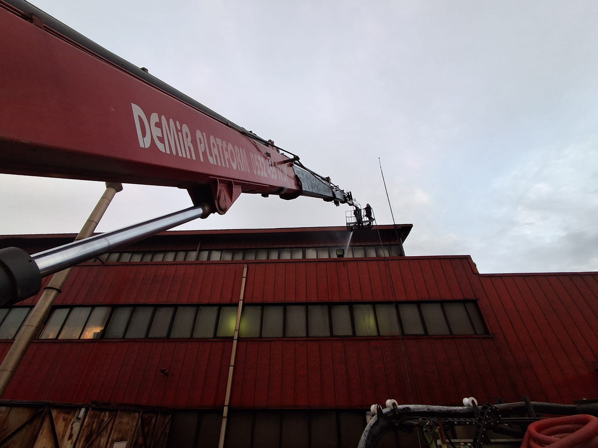 Çerkezköy’de Yüksekte Çalışma: İskele mi, Sepetli Vinç mi?